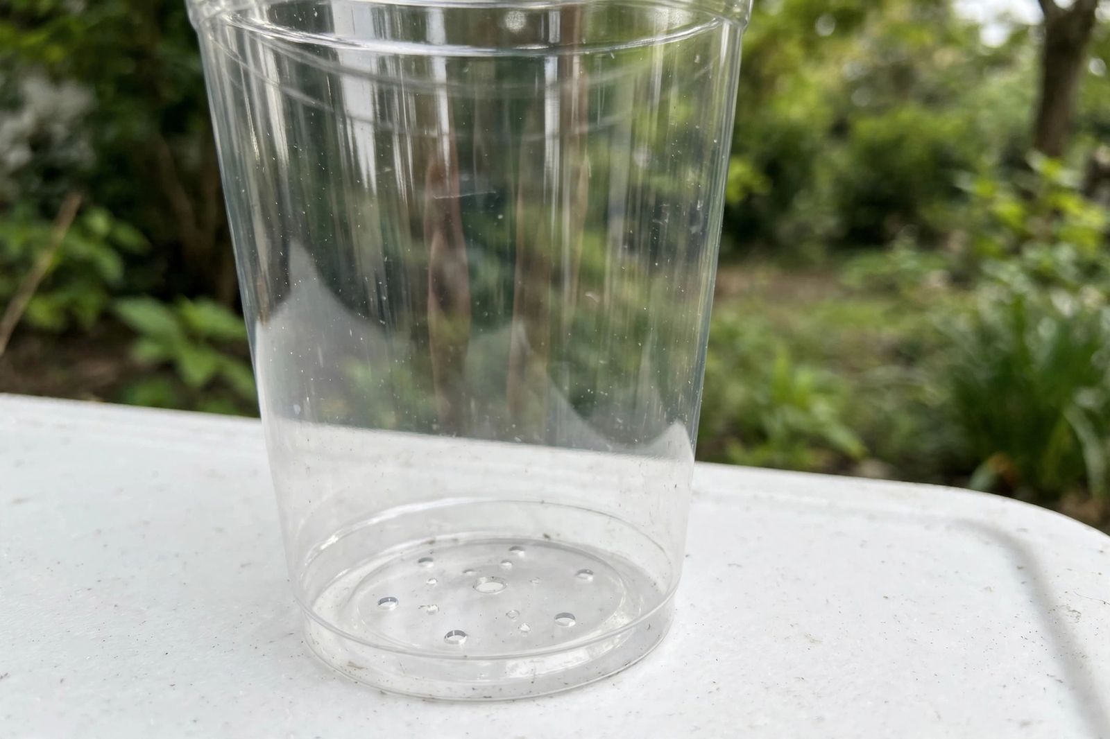 Vaso de plástico com drenagem vaso de plástico com furos no fundo